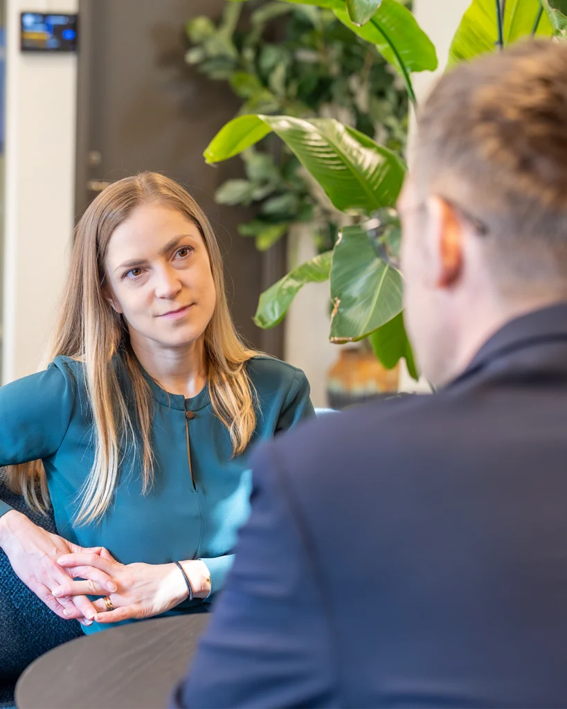 Rådgivare från SEVR i samtal med en ägare om ägardirektiv